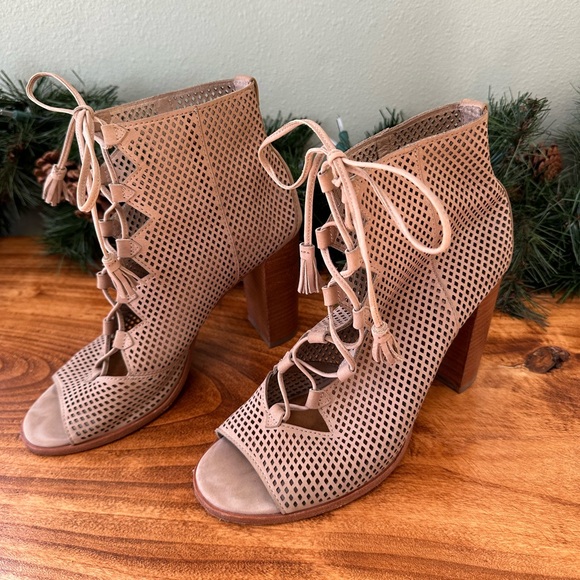 FRYE AND CO. Shoes - Frye Lace Up Sandals